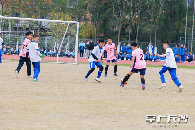 两校学生在足球场上增进情谊。
